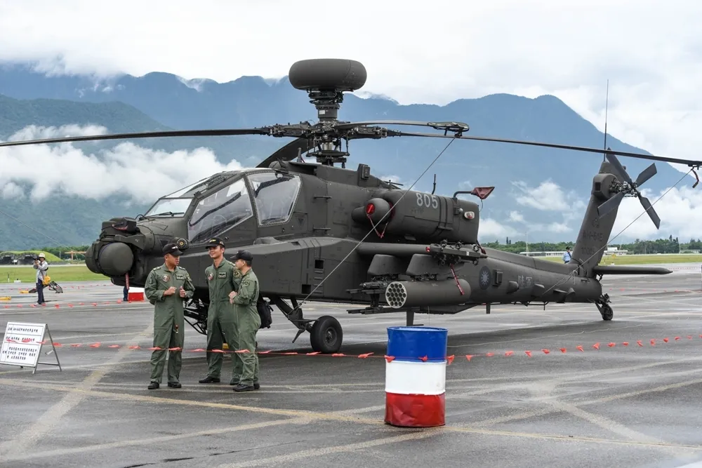 雨澆不熄熱情　空軍花蓮基地開放湧人潮