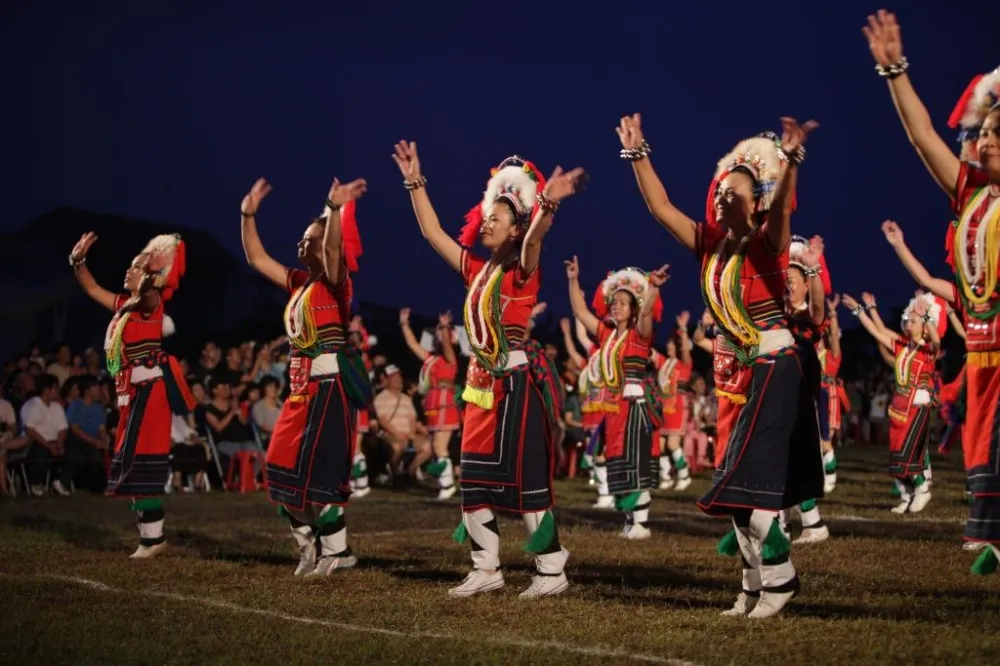 馬太鞍部落豐年祭　萬人共舞情人夜