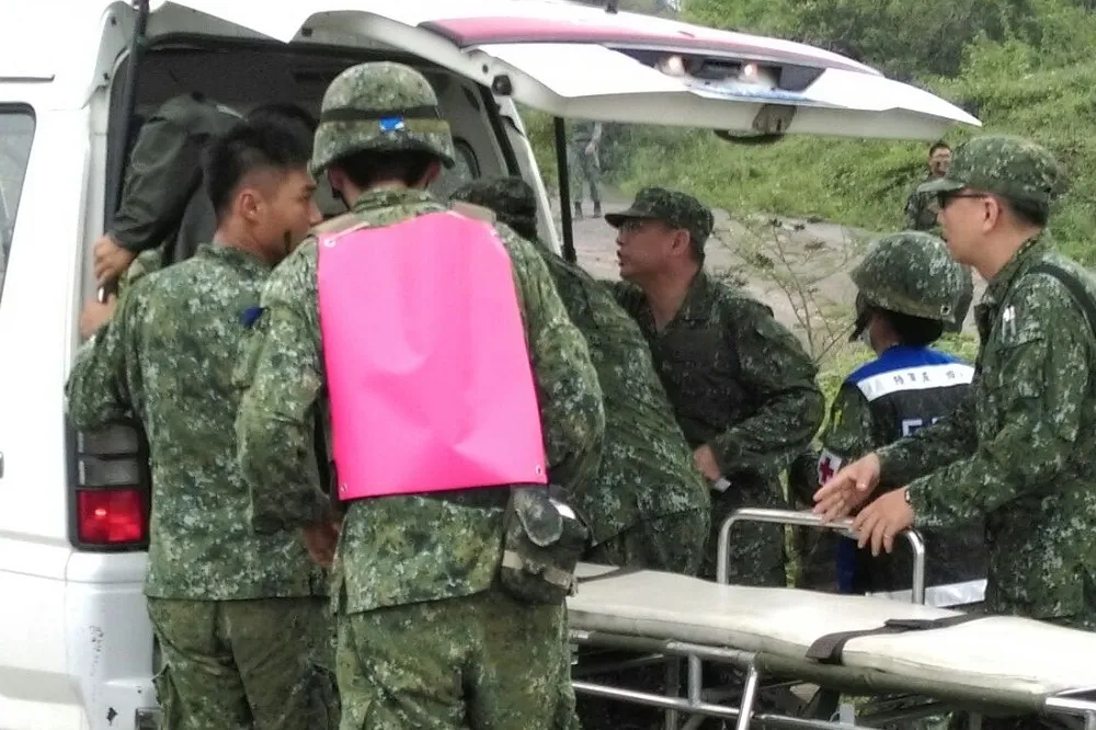 戰車墜溪罹難者家屬　下午赴現場招魂