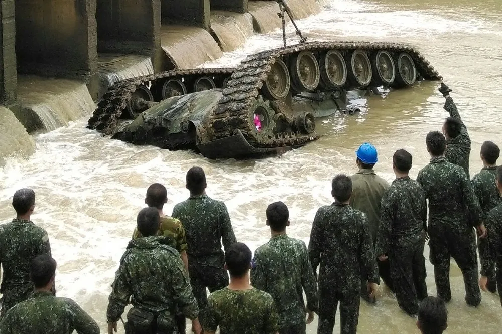 戰車墜溪恐為人為　徐永明：國防部應拒涉弊廠商