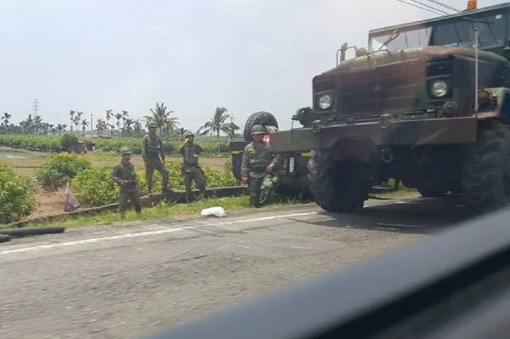 國軍又出包　陸軍悍馬車翻邊坡1人受傷