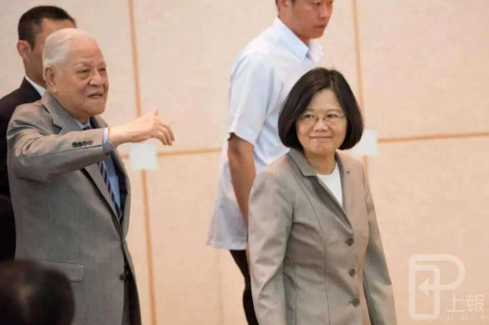 李登輝、蔡英文同台　小英：經濟環境惡化爭議不斷