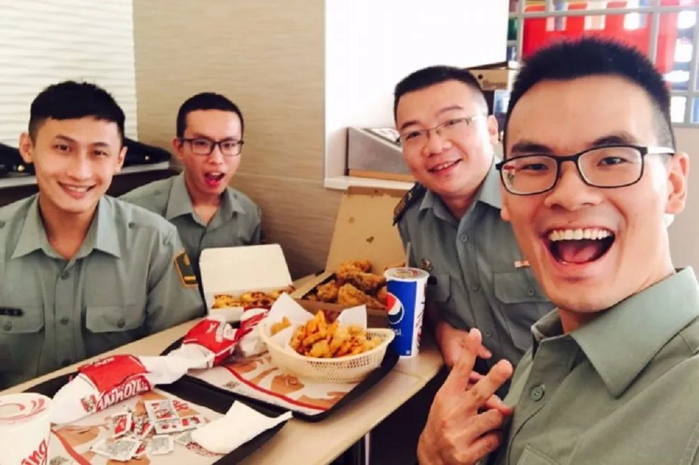 【圖輯】穿軍服上街！　國軍熱情PO照響應