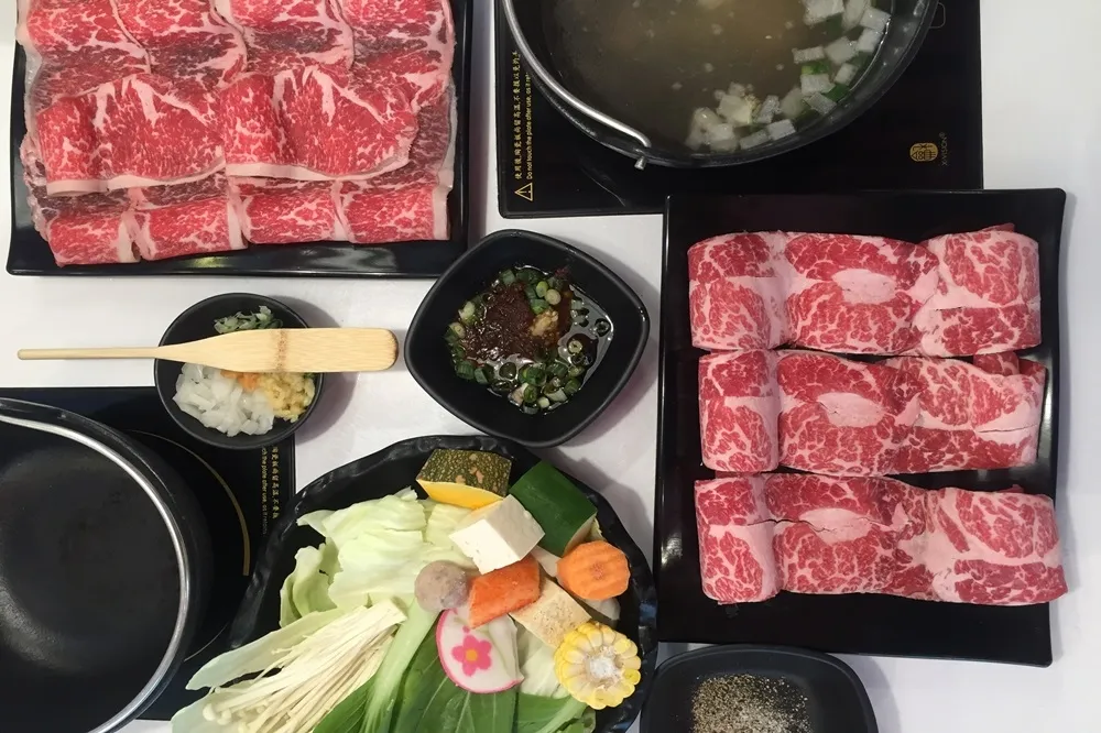 高品質現切牛排豪邁入鍋：夠夠肉  