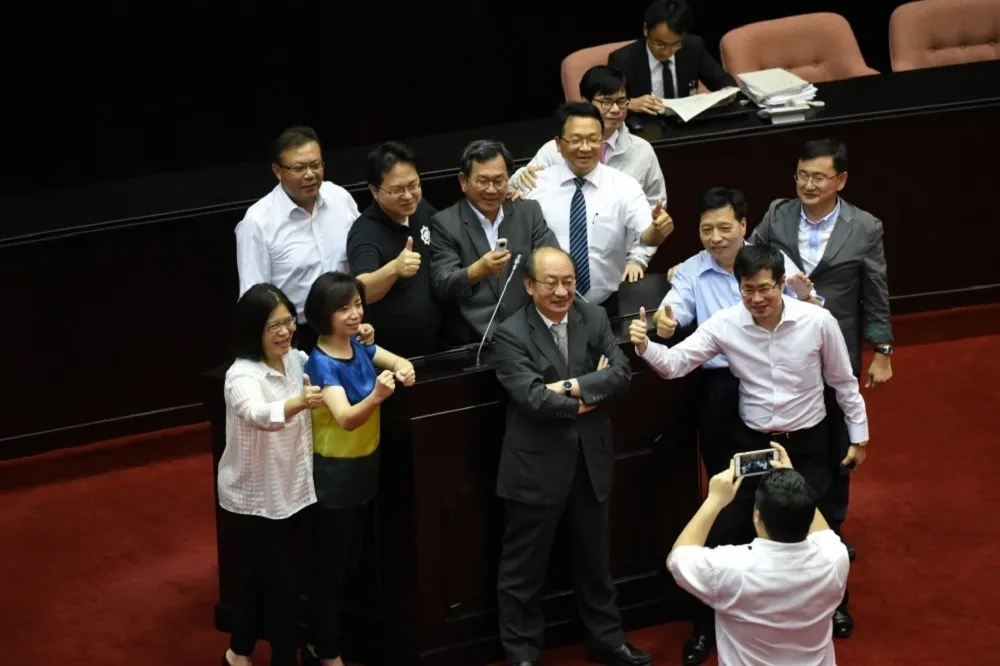 民進黨玩兩手策略　兩岸監督條例喊優先實冷凍