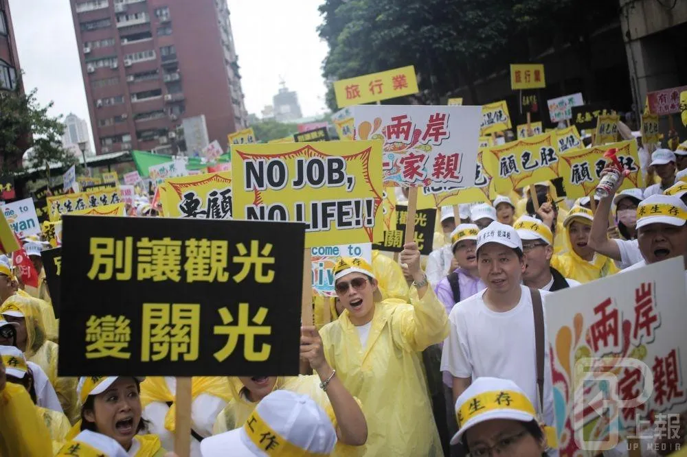 【圖輯】不讓觀光變「關光」　業者風雨中上街「顧巴肚」 