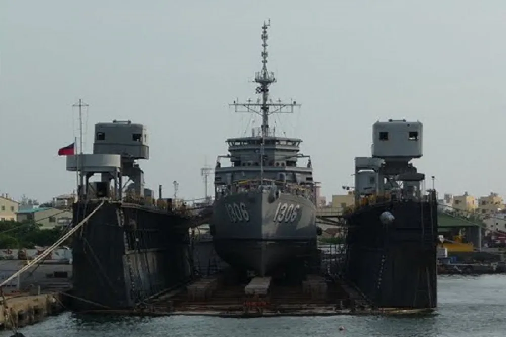 海軍交通船意外　1人落海7跌傷