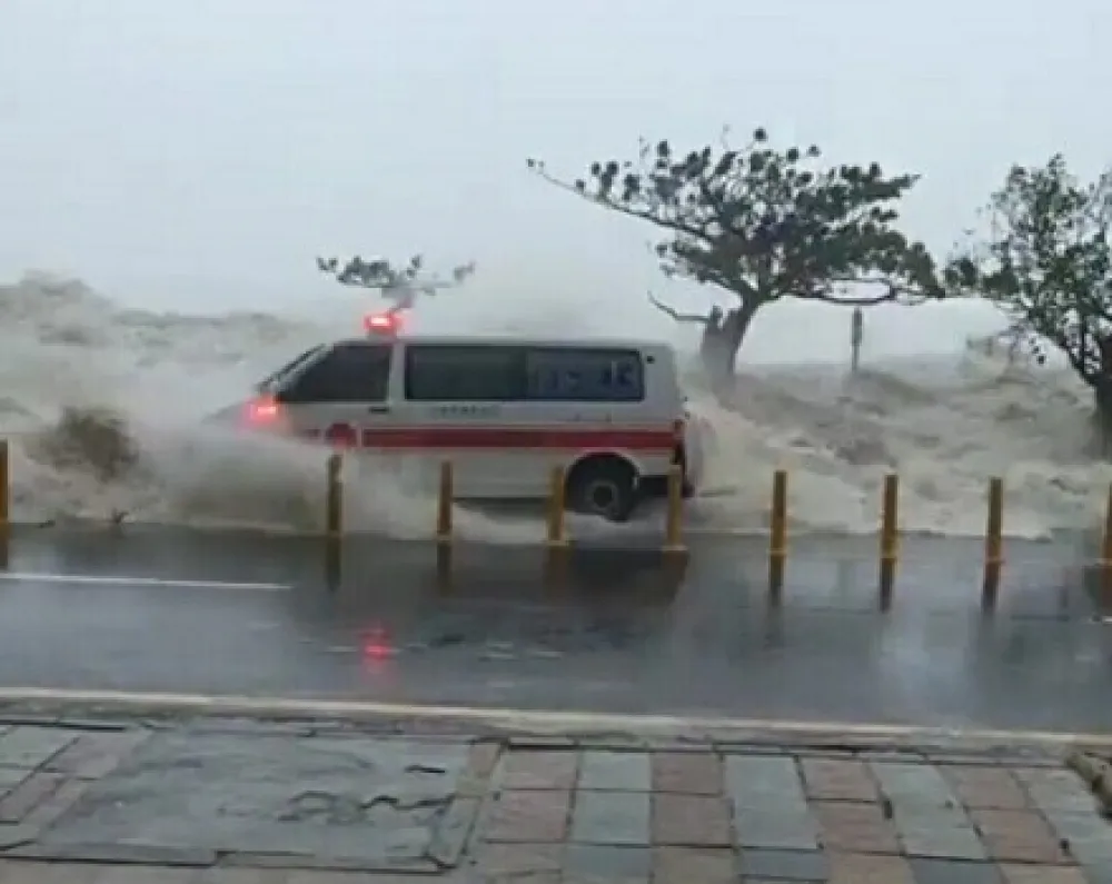 莫蘭蒂肆虐　墾丁南灣救護車遇大浪襲擊 