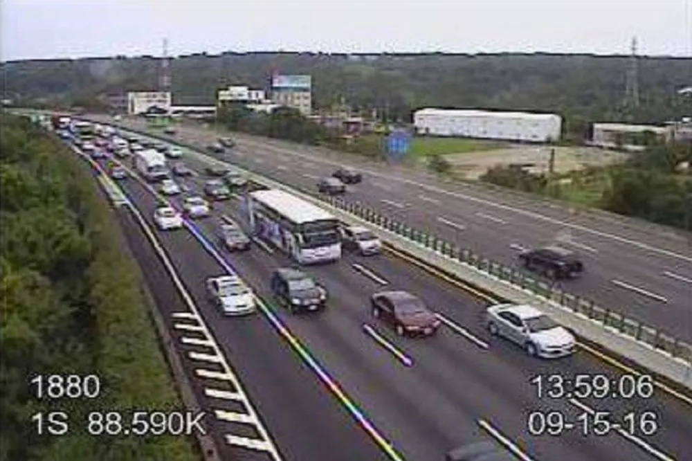 中秋連假首日　國道南下湧車潮北高雙向行駛約4小時