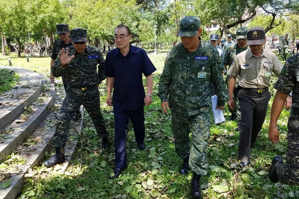 高雄公務員過中秋去？　民批：留國軍收颱風尾