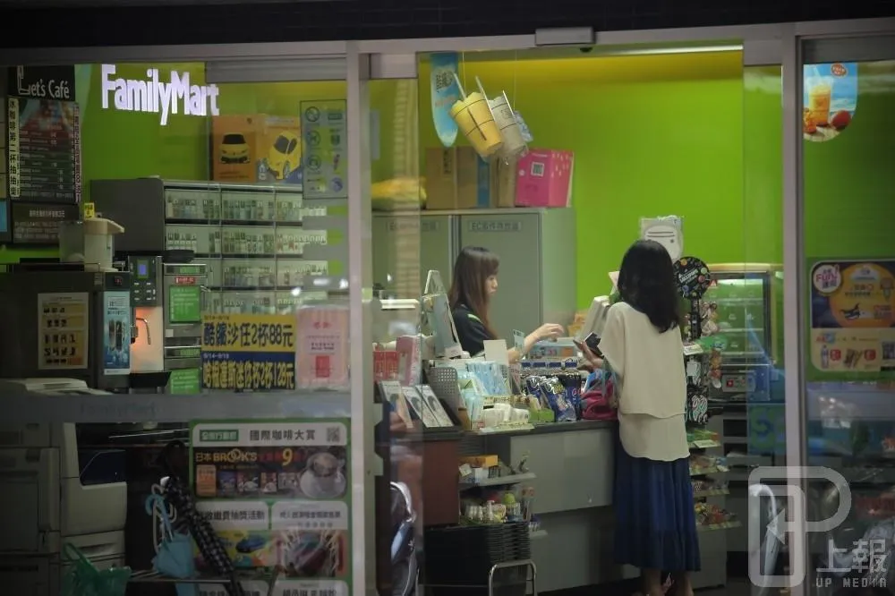 錢放桌上　竟會被超商店員視為奧客　