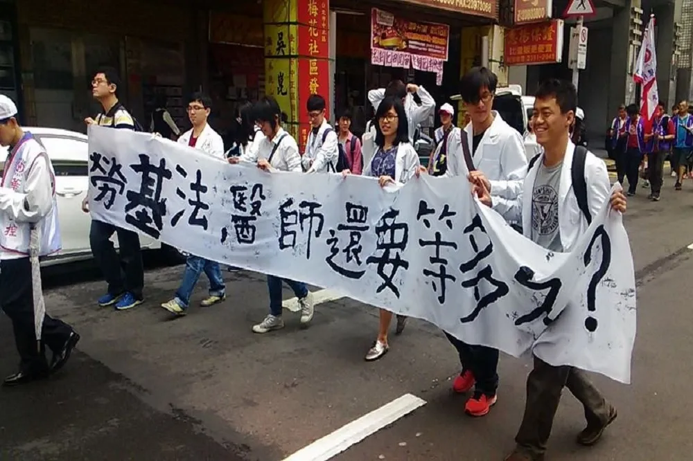 醫師納勞基法醫界大老反彈　槓上洪慈庸