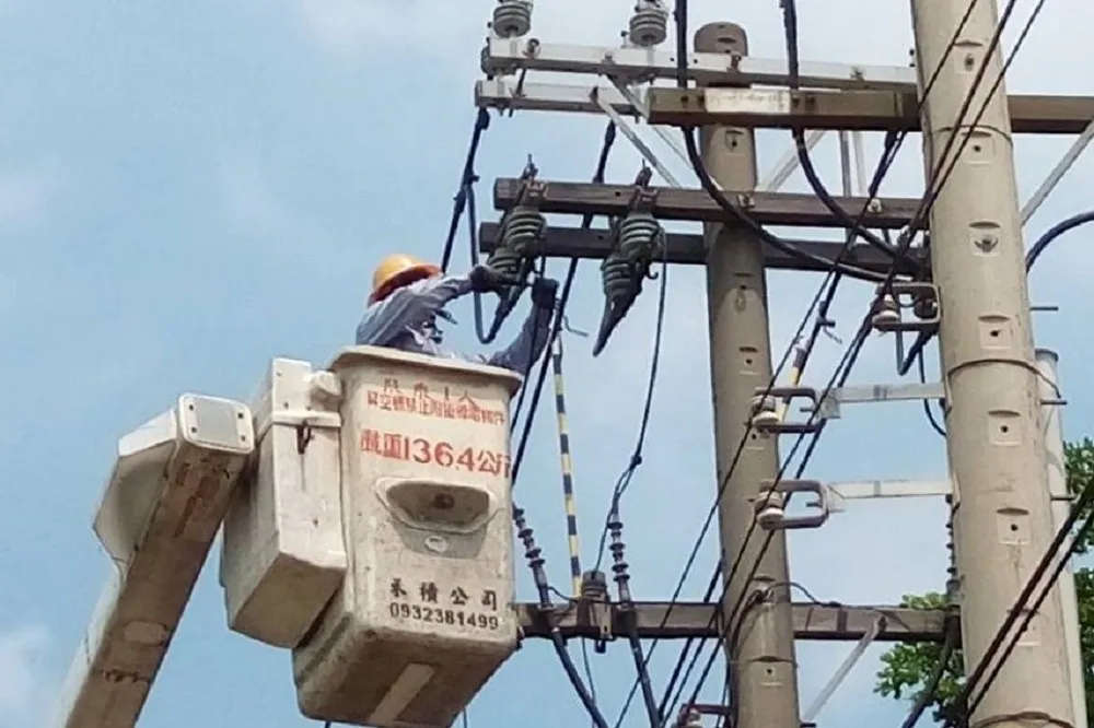 台電搶修工程車意外墜谷　3人受傷送醫