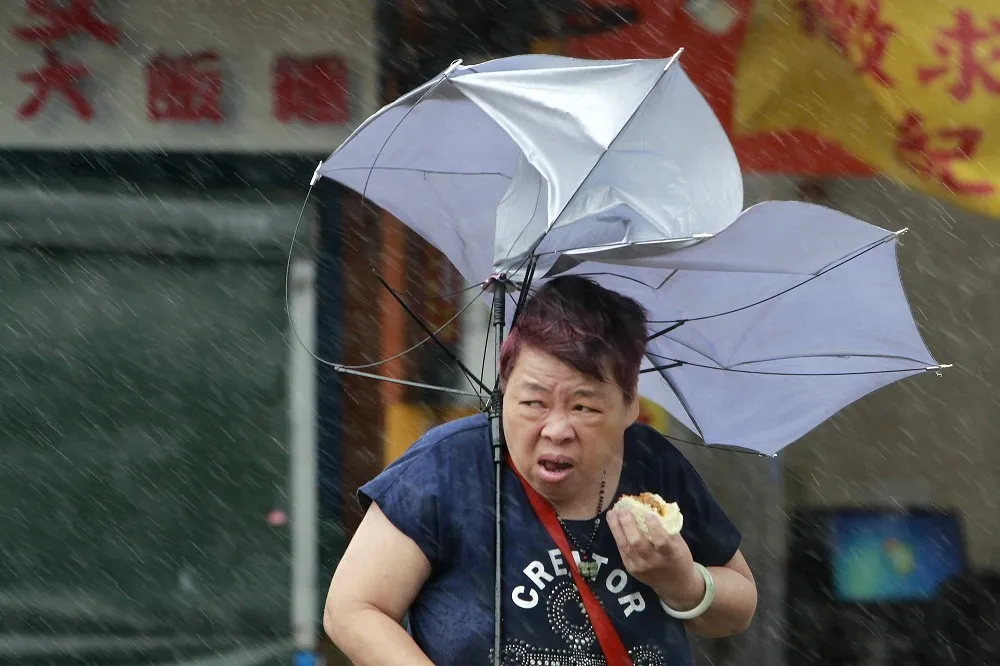 台灣阿嬤登外媒爆紅！　颱風肆虐傘開花仍要吃肉包