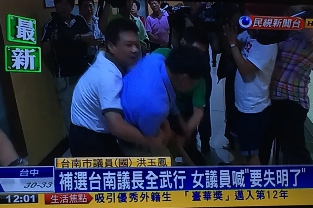 南市議長補選爆衝突　議長被軟禁、議員遭砸眼送醫