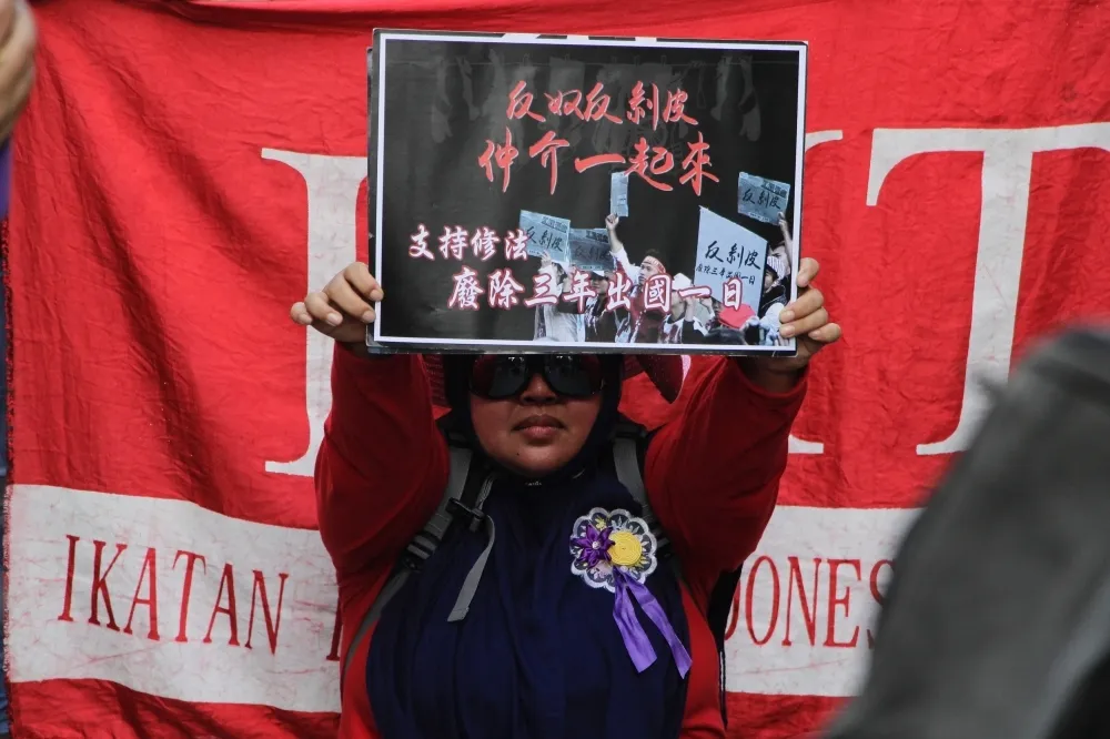 移工走上街頭「反剝皮」　籲廢3年出國1日