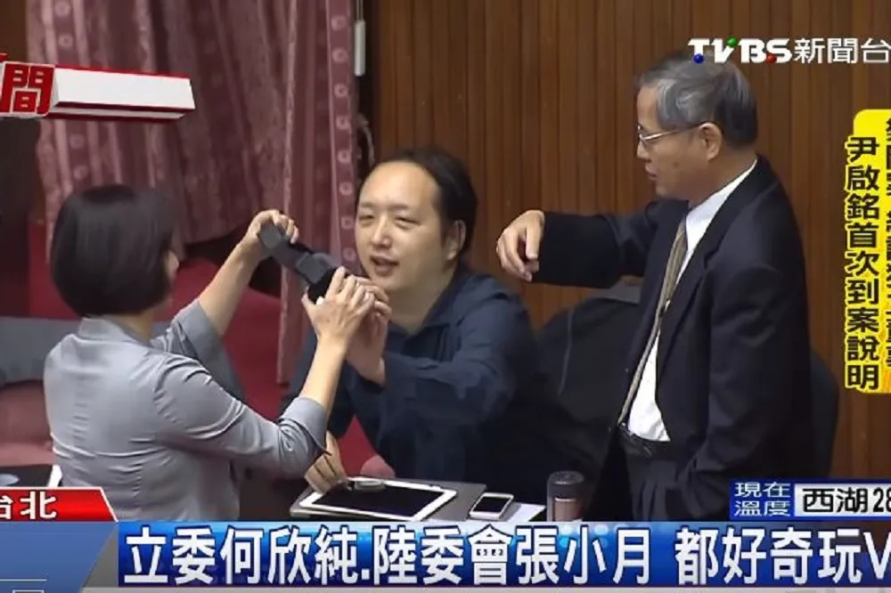最年輕政委唐鳳首備詢　秀VR與立委互動