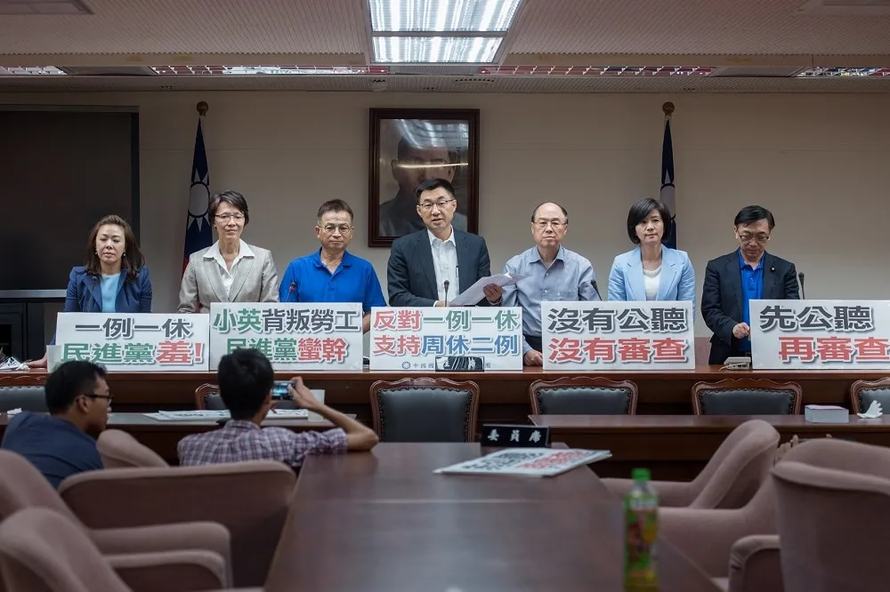 【一例一休立院攻防戰】國民黨占會議室　力擋《勞基法》初審