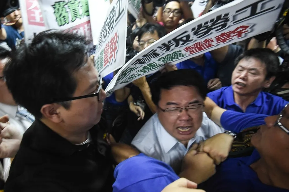 【直播】立院初審一例一休　藍綠爆發衝突 