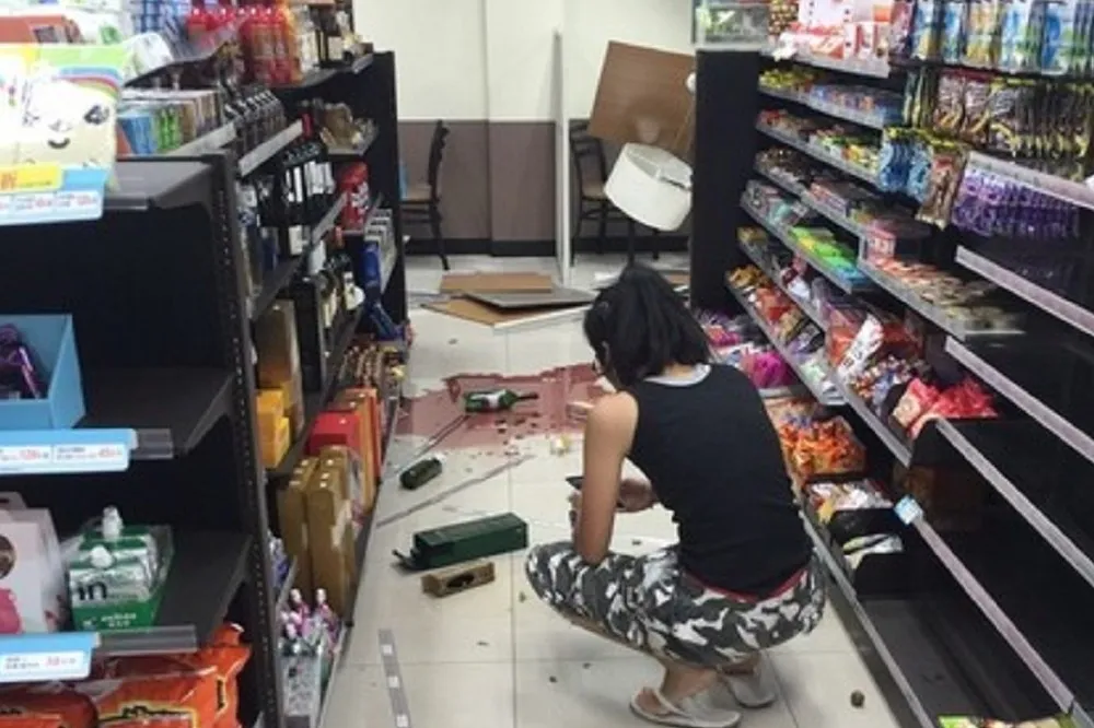 地震規模6.0深夜搖全台　綠島超商物品散落一地