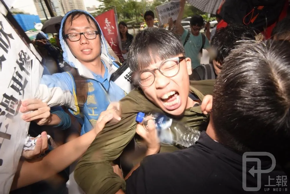 拒砍7天假！　青年團體嘆「血汗」　怒衝黨部表訴求
