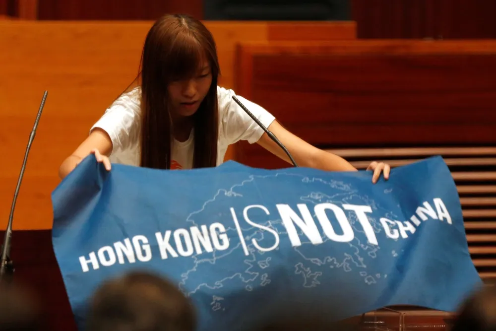 香港立法會議員宣誓就職　本土派拉布條：「香港不是中國」