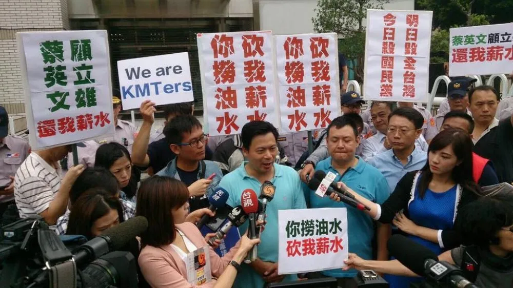 「連一口飯都不給！」黨工衝黨產會抗議　丟薪資袋爆衝突