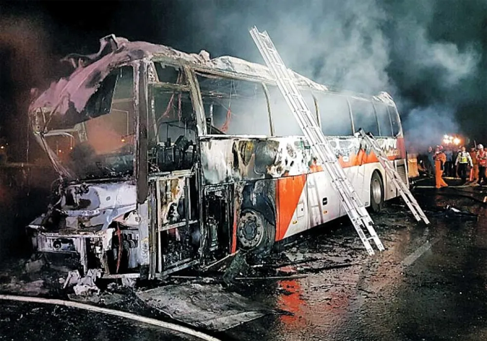 南韓遊覽車爆胎失控撞護欄　火燒車10死10傷