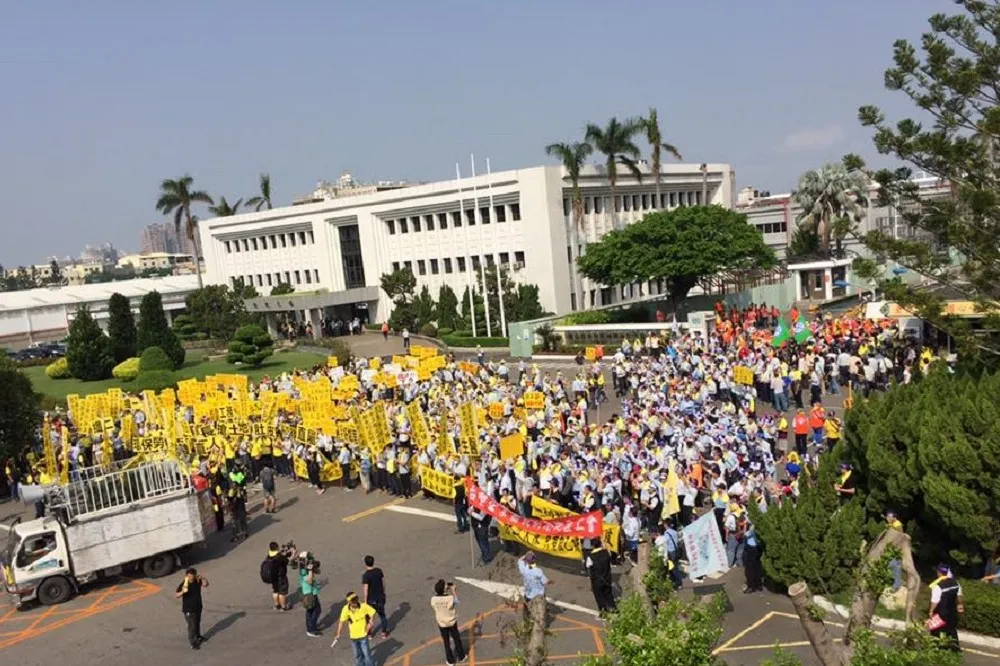 【更新】台化發動最大規模抗爭　要求彰縣府立即發許可證