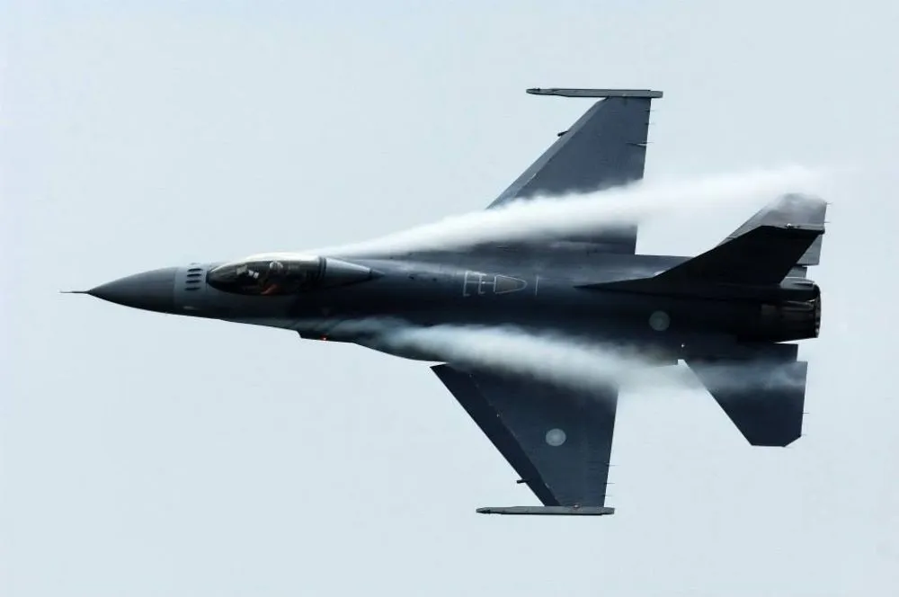 花蓮碰碰巨響是飛彈？　F-16試飛音爆啦