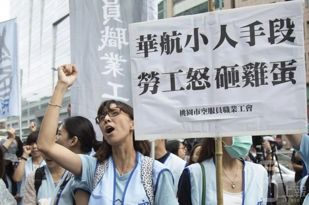 回應工會蛋洗華航招牌　何煖軒：願500顆蛋砸在我身上