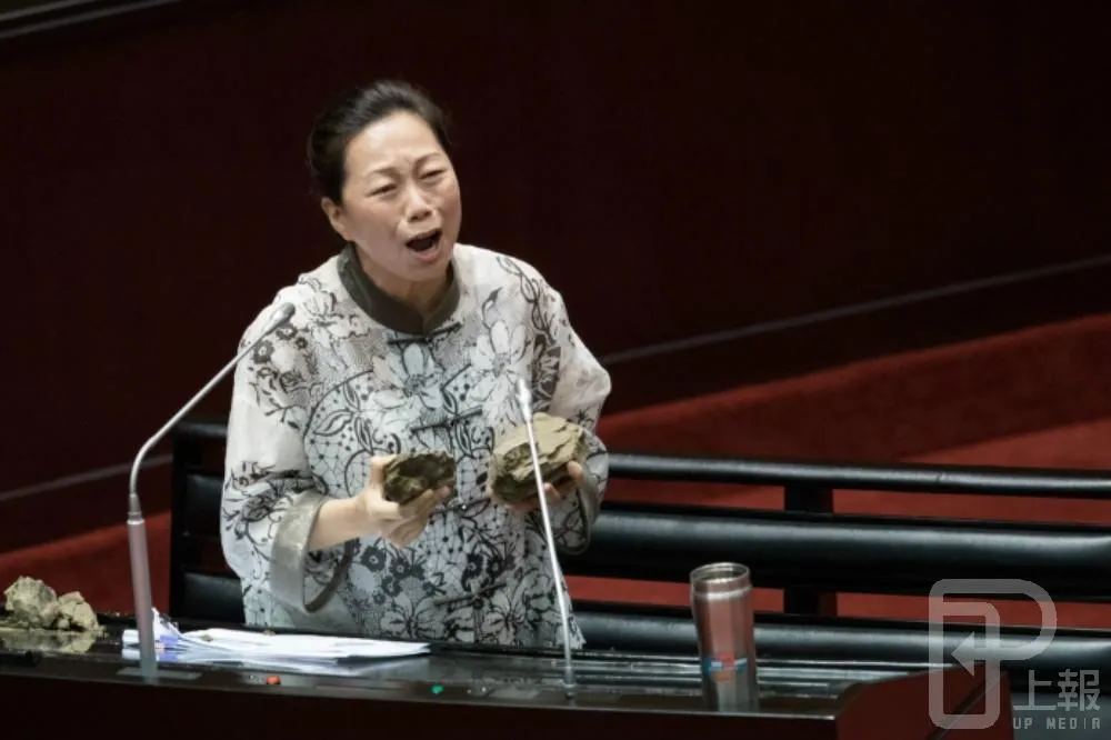 立委徐榛蔚淚持花蓮山崩落石　要林全敲看看