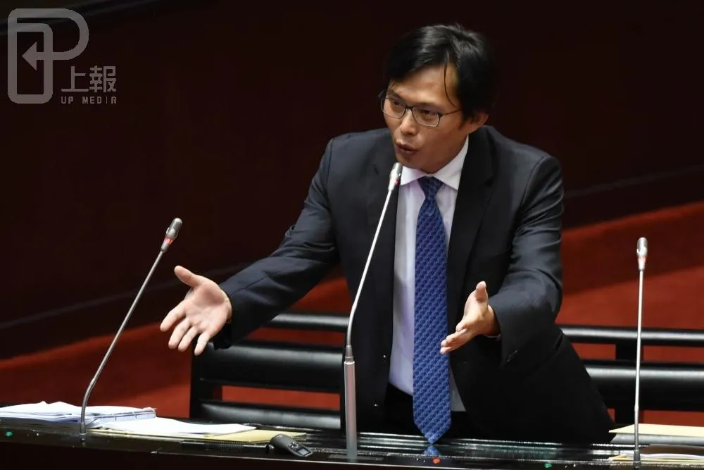 黃國昌狂電張瓊文　臉書亮票：我決定投下反對票