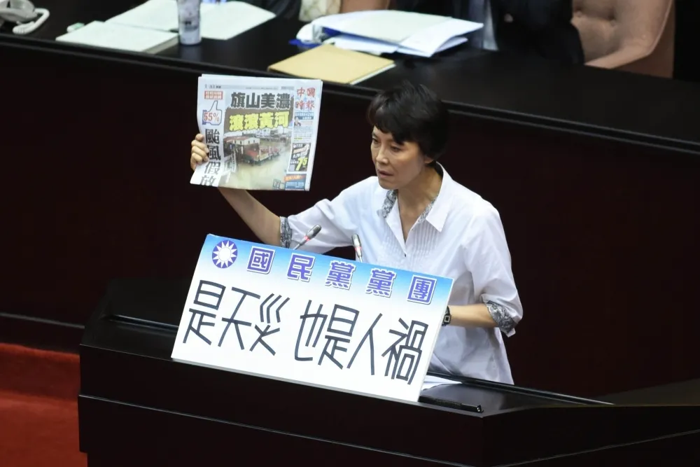 社評：民主崩壞　多從議會淪陷開始