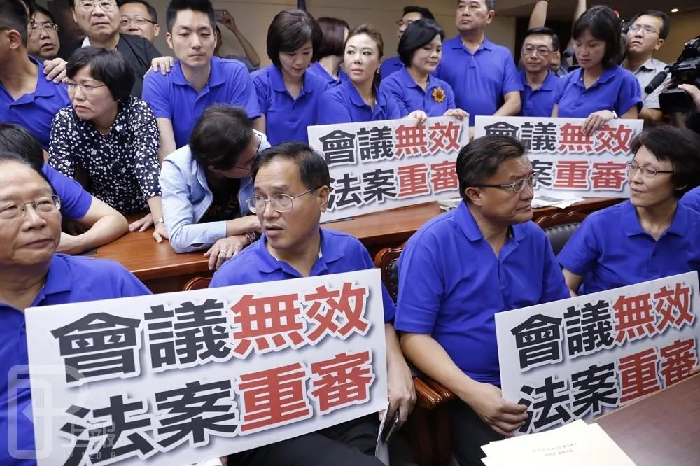 《勞基法》修法又開戰　藍委霸佔主席台喊重審