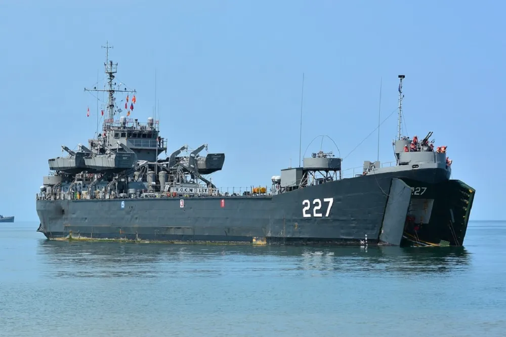 垂直發射系統飛彈試射　迅聯用除役中字號登陸艦當平台