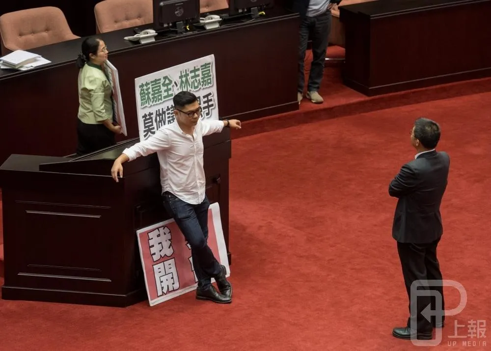 國民黨為「一例一休」占主席台　先重審再開會