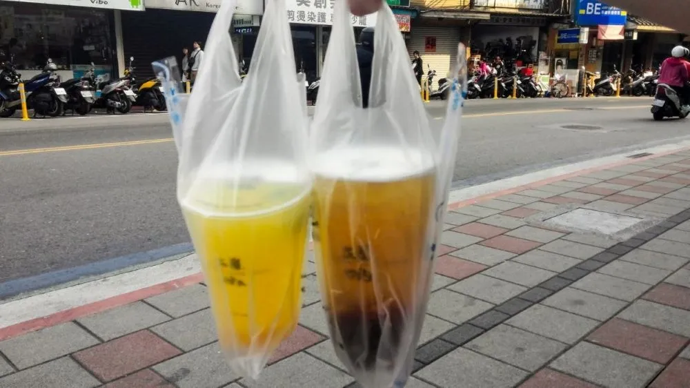 塑膠再減量！　2018年起飲料店不得提供免費塑膠袋