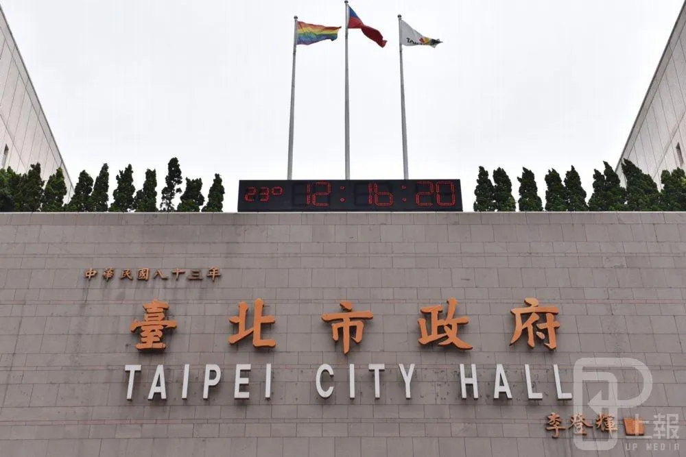 北市府首度升彩虹旗　有力挺、有抗議