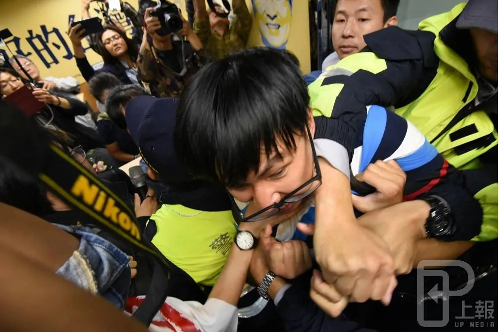 青年團闖民進黨中央黨部　高層下令：不許抬走