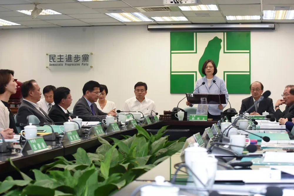 青年占據黨部　小英中常會喊話：共同承擔，不要喪失耐性