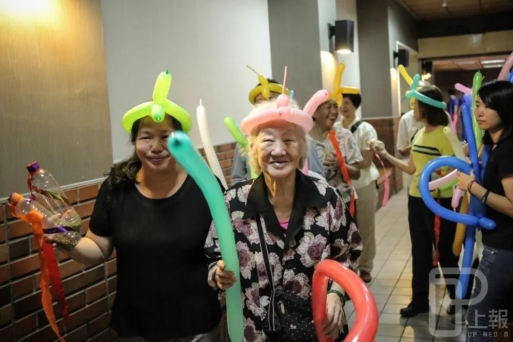 台灣明年老人多過小孩　45年後將出現「老人養老人」