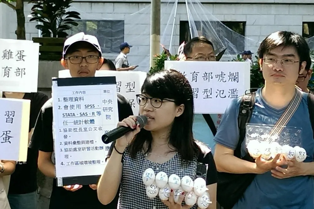 在官員頭上捏爆雞蛋　政大生遭起訴