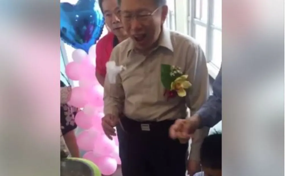 呆萌柯P做棉花糖「自己吞」　聯合婚禮喊「幸福的味道」