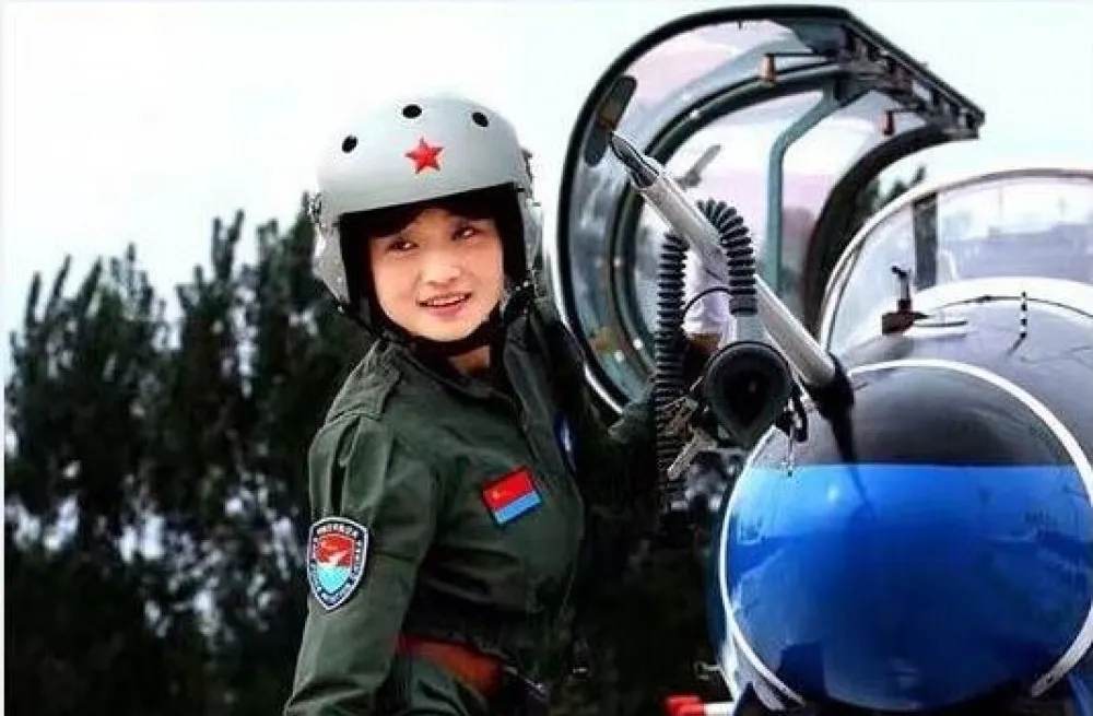 中國首名殲-10戰鬥機女飛行員　不幸墜機身亡