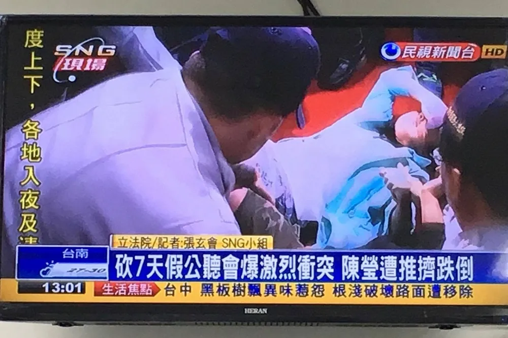 一例一休公聽會爆衝突　 陳瑩跌倒、勞團1人昏倒送醫