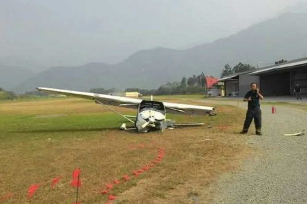 屏東輕航機遇亂流著陸不慎　2男輕傷送醫