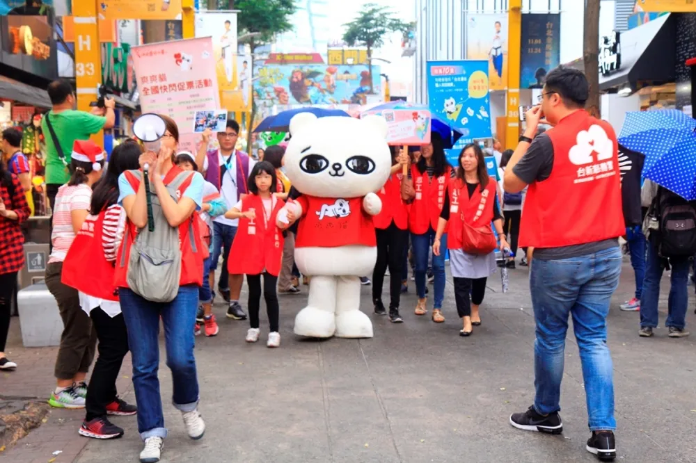 台新志工偕同爽爽貓助陣 街頭快閃募票