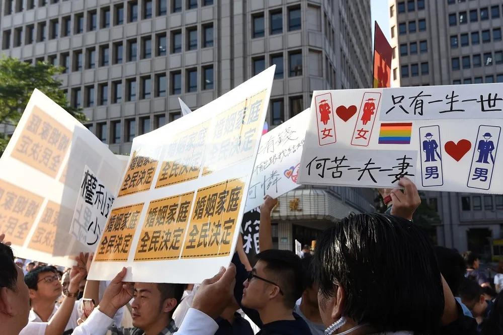 「年輕助理」背後操盤　藍委這次不當「萌萌」反同