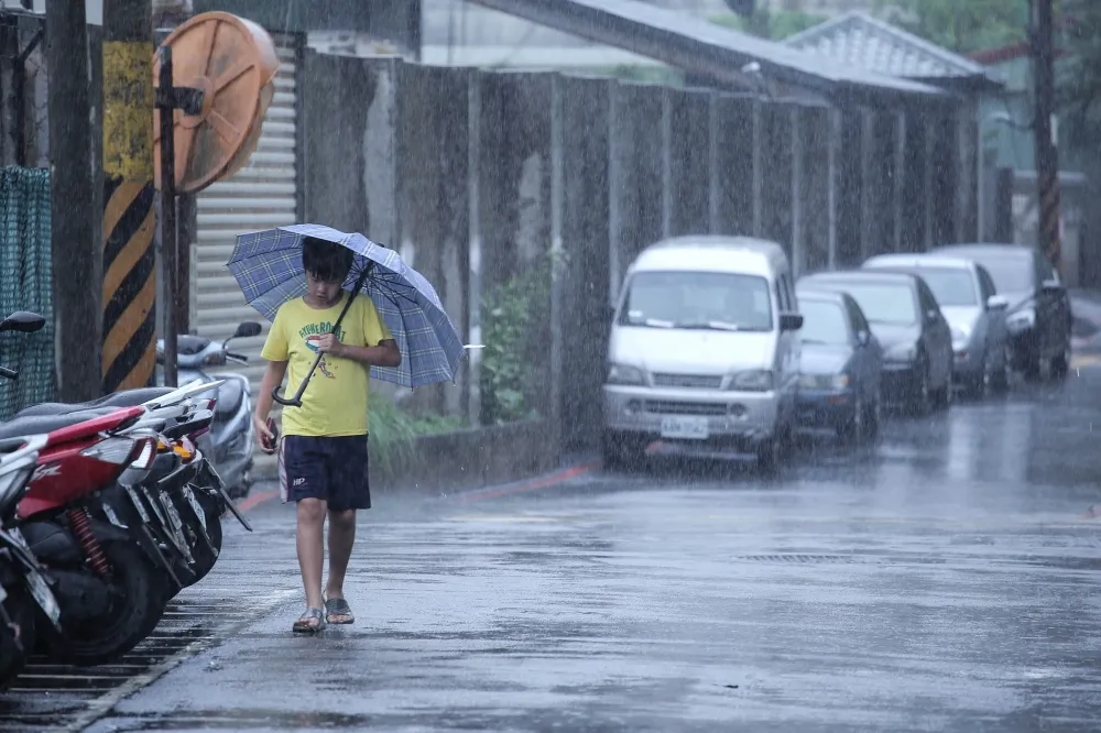 北台灣落大雨　25日下半天短暫回溫